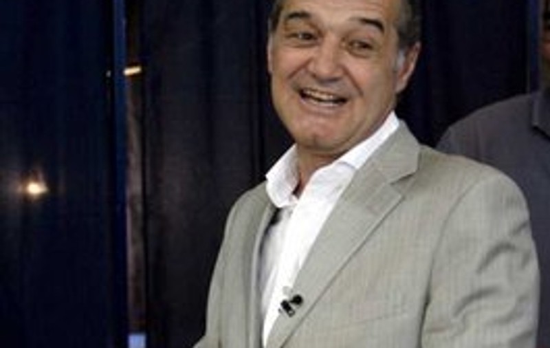 Becali către Sechelariu: "Ai făcut pe tine în puşcărie!"