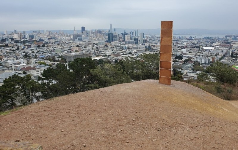 VIDEO  |  Surpriză de Crăciun. Un monolit făcut din turtă dulce, descoperit în San Francisco