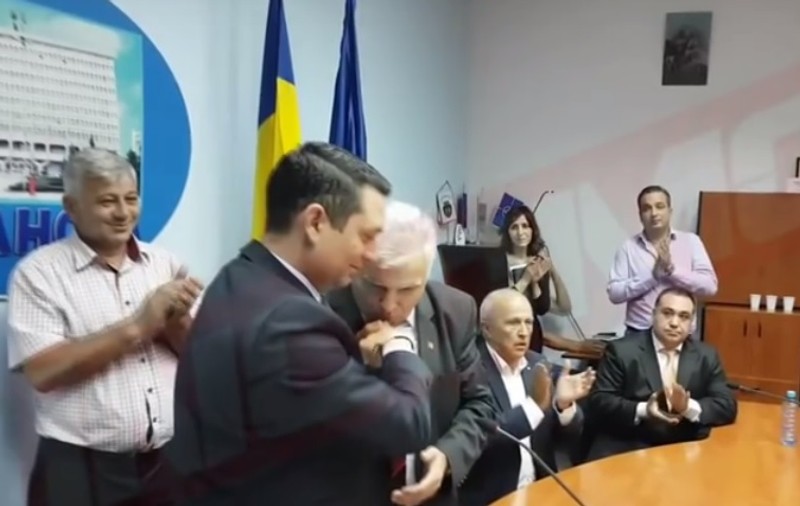 MOMENT HILAR în CJ Prahova! I-a pupat mâna noului președinte VIDEO