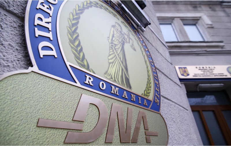 Un ofiţer de poliție, trimis în judecată de DNA fiindcă deținea un salon de cosmetică și construia case