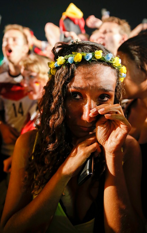 O suporteră din Brazilia nu-şi poate stăpâni lacrimile, după umilinţa îndurată de ”Selecao” FOTO: EPA