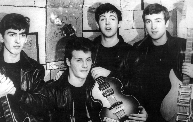 Un pian pe care l-au folosit “The Beatles”, scos la vânzare 