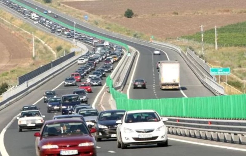 Blocaj pe drumul spre mare pe Autostrada Soarelui. La Drajna a avut loc un carambol cu cinci maşini