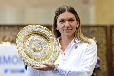 Simona Halep cu trofeul pe care l-a căltigat la turneul de Grand Slam de la Wimbledon