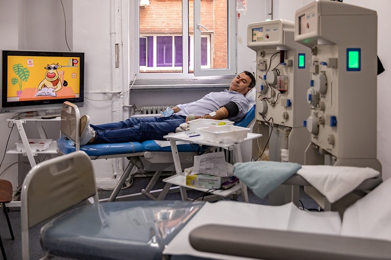 Printre eroii-salvatori ai acestui an se găsesc și donatorii de plasmă convalescentă. Sunt foști bolnavi de Covid-19 care s-au recuperat și au ales să doneze din plasma lor care conține anticorpi, pentru a ajuta bolnavi de Covid-19 să înfrunte boala și să se vindece și ei. Bogdan Vasilescu, unul dintre donatori, spune că a ales să doneze ca “să salveze o viață”