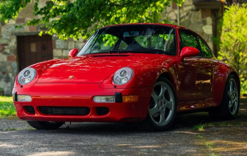 Un Porsche 911 Carrera S din 1998, cu doar 6.100 km la bord, a fost vândut cu 325.000 de dolari. Ce vrea să facă noul proprietar cu mașina sport