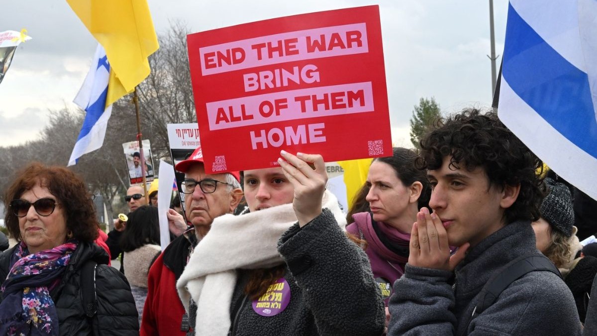 Rude și susținători ai ostaticilor deținuți de Hamas în Gaza protestează în fața biroului premierului israelian Benjamin Netanyahu din Ierusalim, marți, 11 februarie 2025