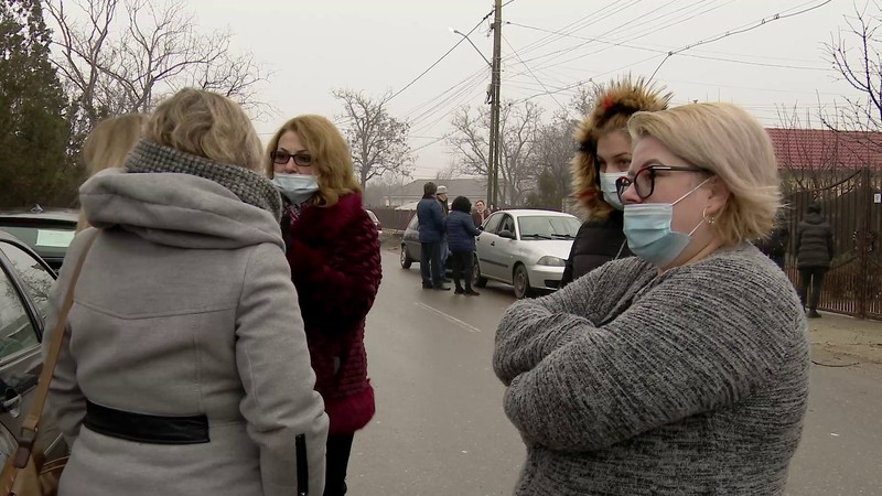 Părinții revoltați, în fața școlii. Foto: Știri de Buzău.