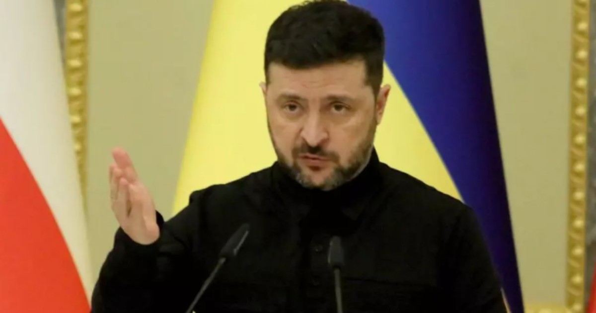 Volodimir Zelenski în timp ce susține un discurs.