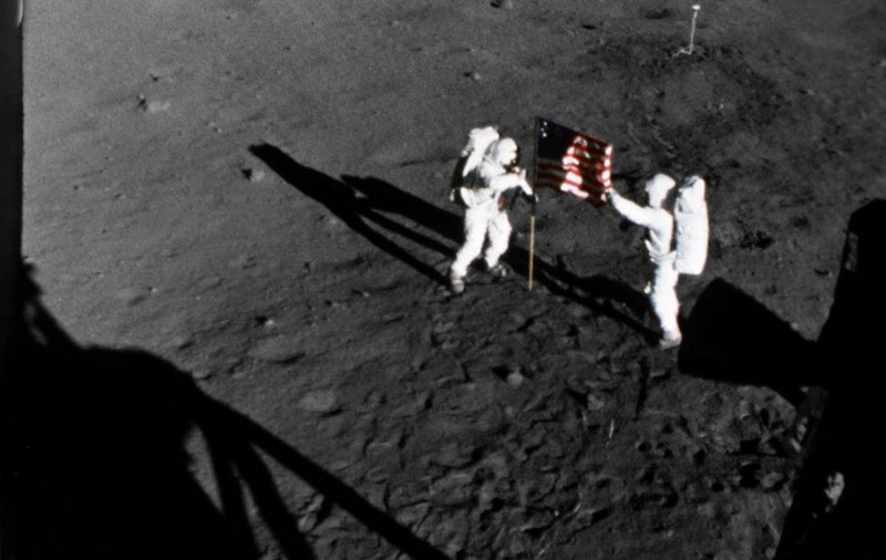 Prima fotografie clară cu chipul lui Neil Armstrong în timp ce pășea pe Lună, dezvăluită după 50 de ani