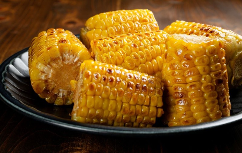Reţete de porumb copt la grătar, la cuptor, la tigaie şi la airfryer