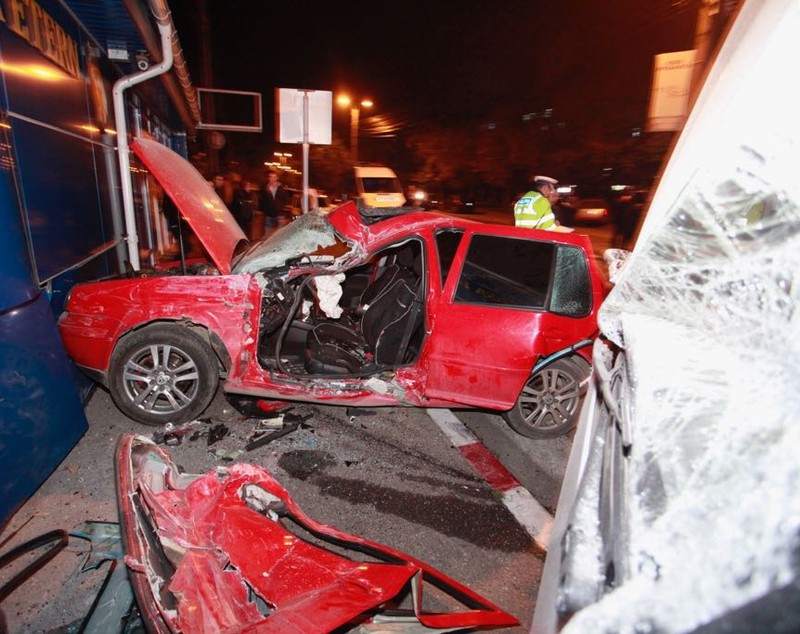 Autobuz proiectat într-o casă funerară, în urma unui accident în Buzău. Trei tineri, printre care doi minori, la spital