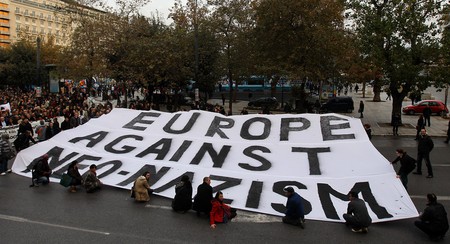 Sute de oameni din Grecia și din mai multe țări din Europa au manifestat în tăcere împotriva neonazismului în decembrie 2012. Printre cei care au susținut manifestația s-a numărat și Serge Klarsfeld (foto EPA/ORESTIS PANAGIOTOU)