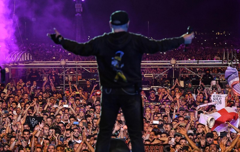 Un rocker italian a doborât recordul de bilete vândute pentru un concert. Melodia în timpul căreia femeile au rămas în sutien | VIDEO