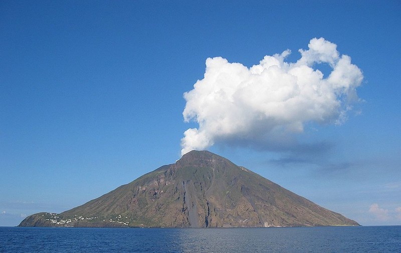 Vulcanul Stromboli din Italia a erupt din nou