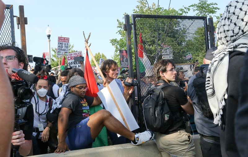 Patru manifestanți propalestinieni, arestați la Convenția Democraților. Unii dintre ei au încercat să întrerupă discursul lui Joe Biden | VIDEO