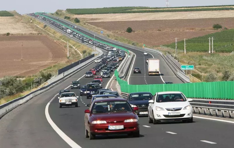 Accident cu patru răniți pe Autostrada Soarelui, sensul spre Constanţa. Circulația a fost deviată