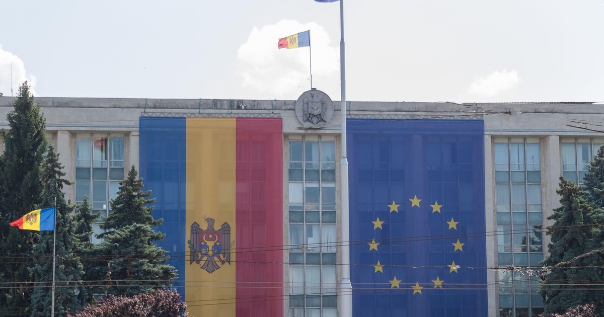 Steagul Rep. Moldova (stânga) și cel al UE, pe clădirea Guvernului de la Chișinău Foto: Profimedia