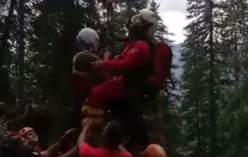 Turist căzut 30 de metri în gol, în Munții Piatra Craiului, salvat cu elicopterul SMURD