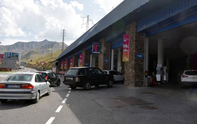 Cozi peste graniță pentru carburanți la 1,68 euro litrul. Șoferii francezi merg 150 km până la benzinărie în Andorra. Sursă foto: Profimedia Images