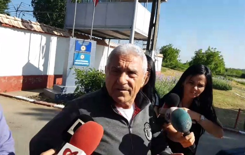 VIDEO/ Ioan Becali se ruga în fiecare seară în puşcărie. La plecare, le-a lăsat hainele colegilor de celulă, dar și-a luat icoanele