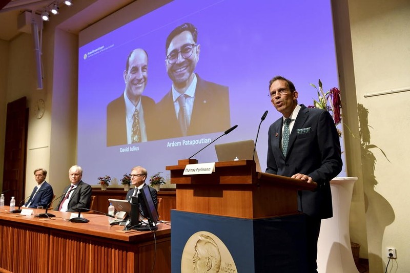 Thomas Perlmann, secretar general al Comitetului Nobel, anunță lareuații premiului Nobel pentru Fiziologie sau Medicină