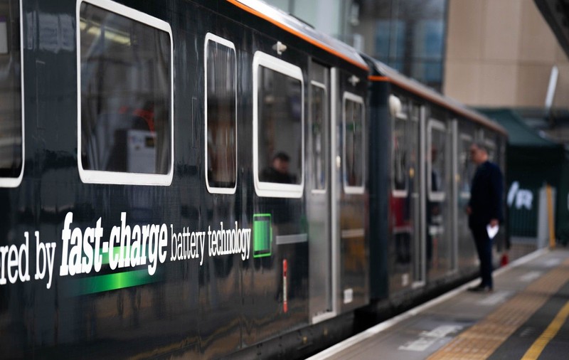 Primul tren de pasageri alimentat exclusiv cu baterii și autonomie record de 323 km din Marea Britanie promite să revoluționeze transportul feroviar