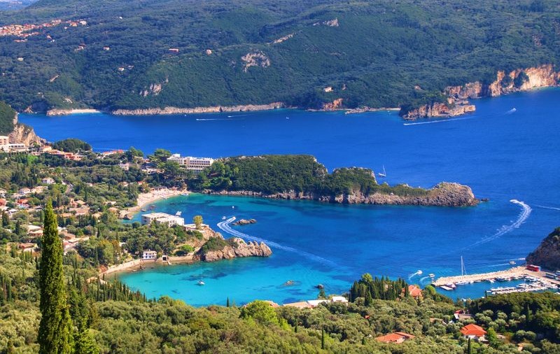 (P) Paleokastritsa, una dintre cele mai pitoreşti staţiuni din Corfu