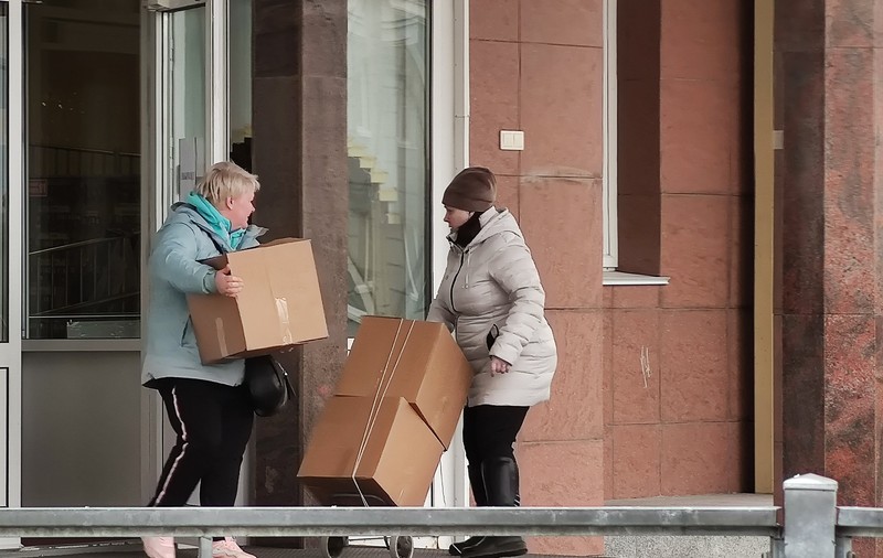 Ministerul Muncii, dat în judecată că nu a plătit măștile și dezinfectanții pentru persoanele vulnerabile