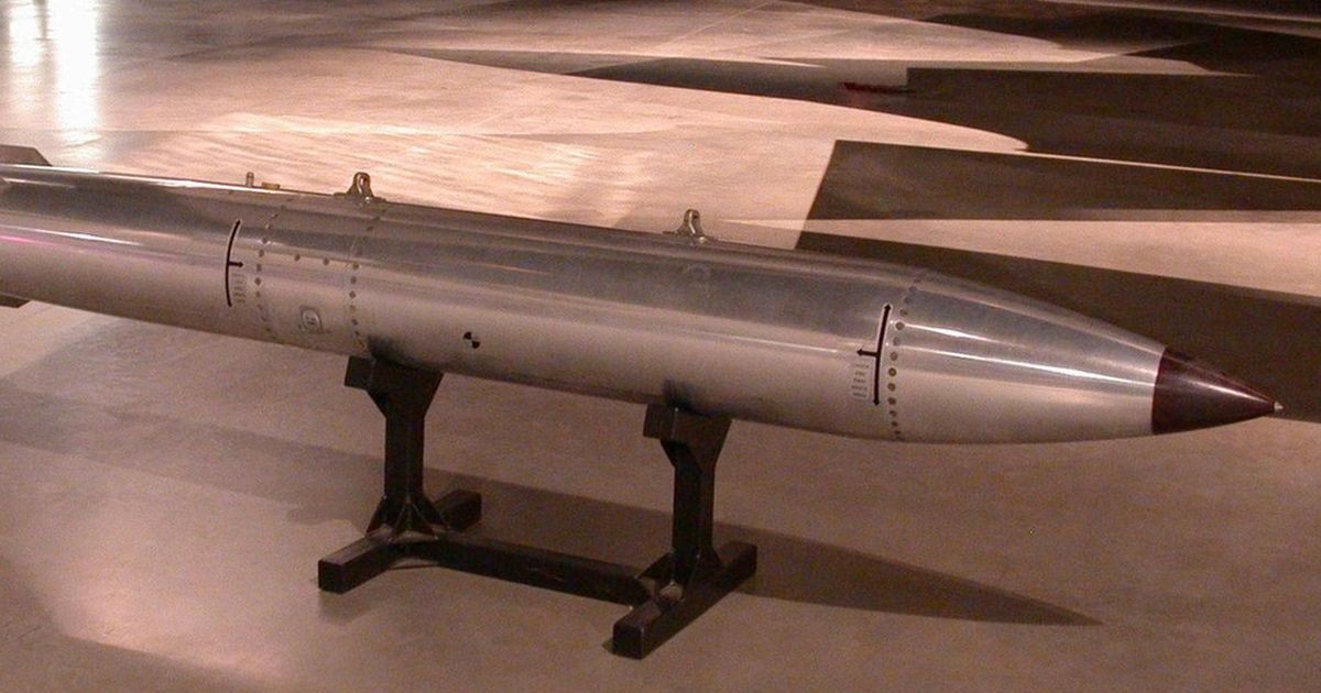 În imagine este o bombă de fuziune B61 Silver Bullet, un tip de armă nucleară dezvoltată de SUA în timpul Războiului Rece. Bomba face parte din arsenalul strategic al țării și este cunoscută pentru designul său compact