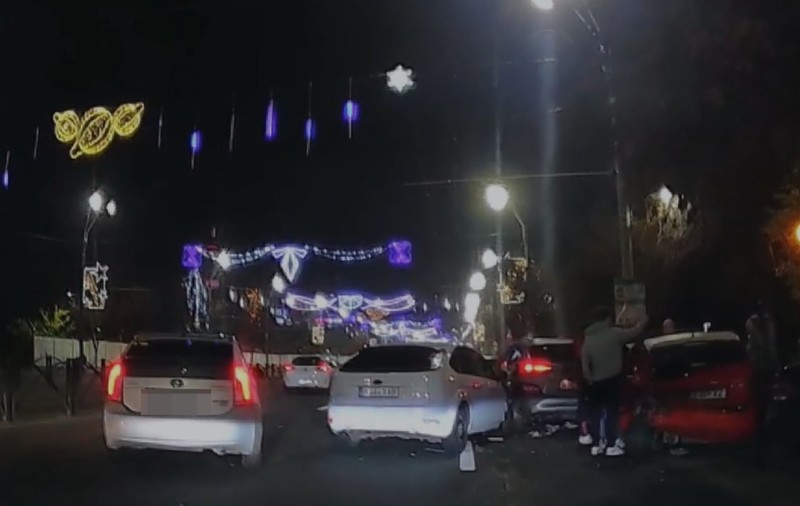 Accident în lanț pe Calea Văcărești din București provocat de un șofer de 20 de ani: cinci mașini implicate, o femeie a ajuns la spital