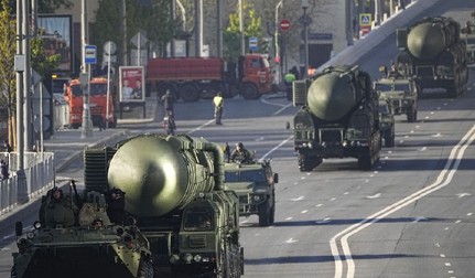 Rachete balistice rusești RS-24 Yars se îndreaptă spre Piața Roșie pentru a participa la o paradă militară de Ziua Victoriei la Moscova, Rusia, marți, 9 mai 2023, marcând cea de-a 78-a aniversare a sfârșitului celui de-al Doilea Război Mondial.