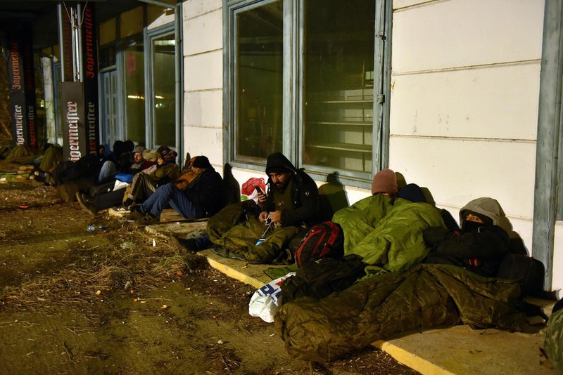 Un grup de migranți încearcă să treacă granița dinspre Serbia spre Ungaria. Sursă foto: EPA.