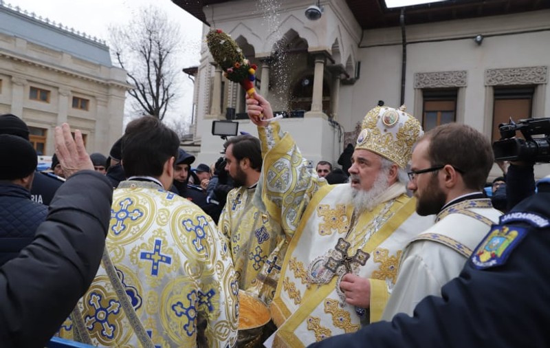 Slujba de Bobotează de la Patriarhie, oficiată de Patriarhul Daniel. Sute de oameni au stat la coadă pentru agheasmă / GALERIE FOTO