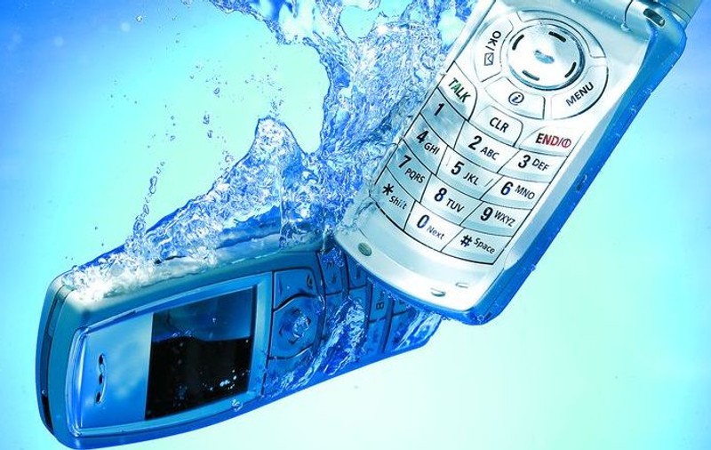 Telefonul care a căzut în apă poate fi uscat cu aspiratorul