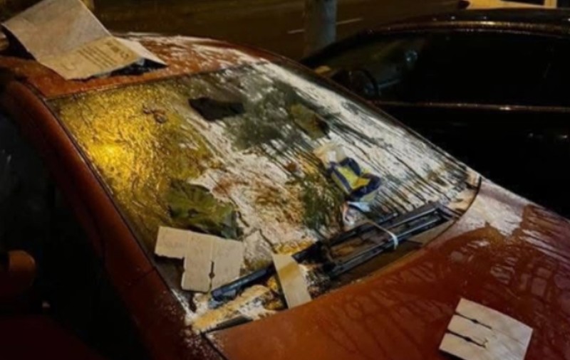 O femeie geloasă din Iași i-a umplut mașina iubitului cu făină și ouă, când a aflat că a fost înșelată: „Cine e Sara?”