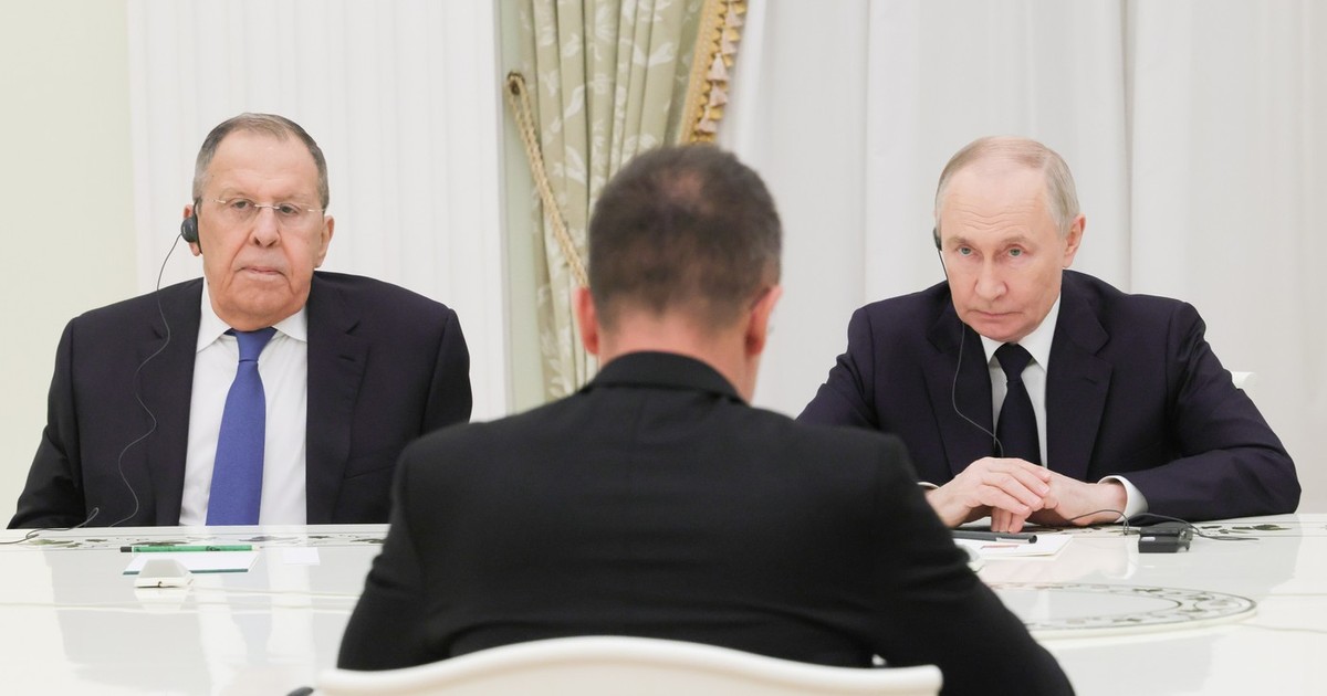 Peter Szijjarto, cu spatele, la raport în fața lui Serghei Lavrov (stânga) și Vladimir Putin Foto: Profimedia