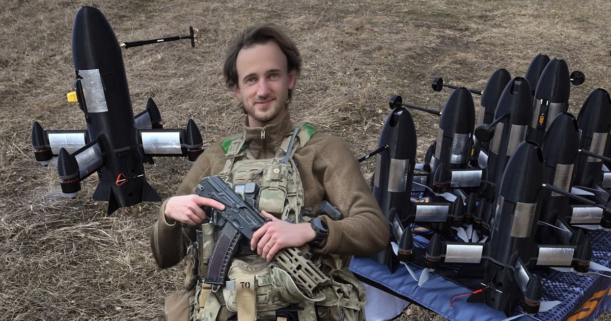Un colaj cu drone interceptoare P1-Sun decolând în timpul unui zbor de testare dintr-o locație nedivulgată din Ucraina si soldatul ucrainean Dimko Zhluktenko