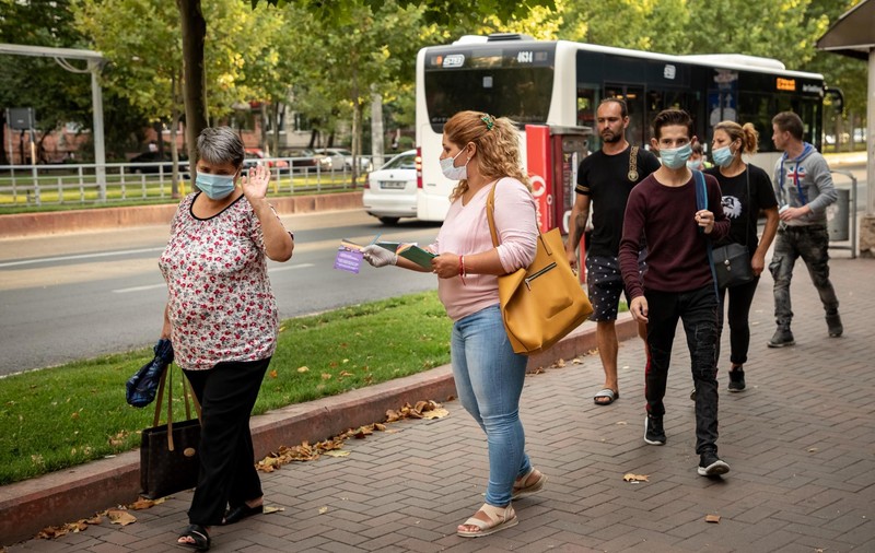 “Din stradă, la primărie”. Cum a decis o femeie evacuată din casa ei să candideze la alegerile locale. Și cum e să strângi semnături pe bune