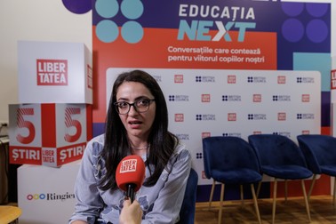 Alina încearcă să păstreze un echilibru între expunerea și limitarea copilului ei la tehnologie, digitalizare și inteligență artificială. Foto: Vlad Chirea