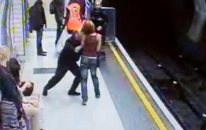 ŞOCANT! Secunda în care un dement împinge o tânără pe liniile de la metrou | VIDEO