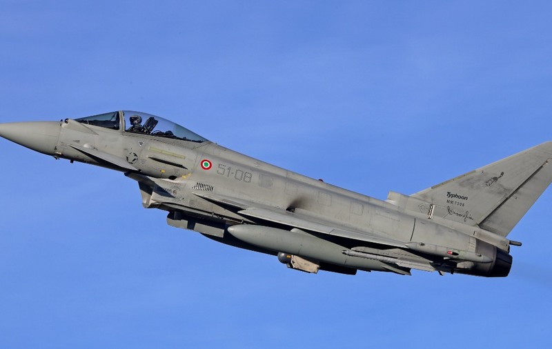 Un avion de vânătoare Eurofighter Typhoon în zbor urcând spre cerul senin.