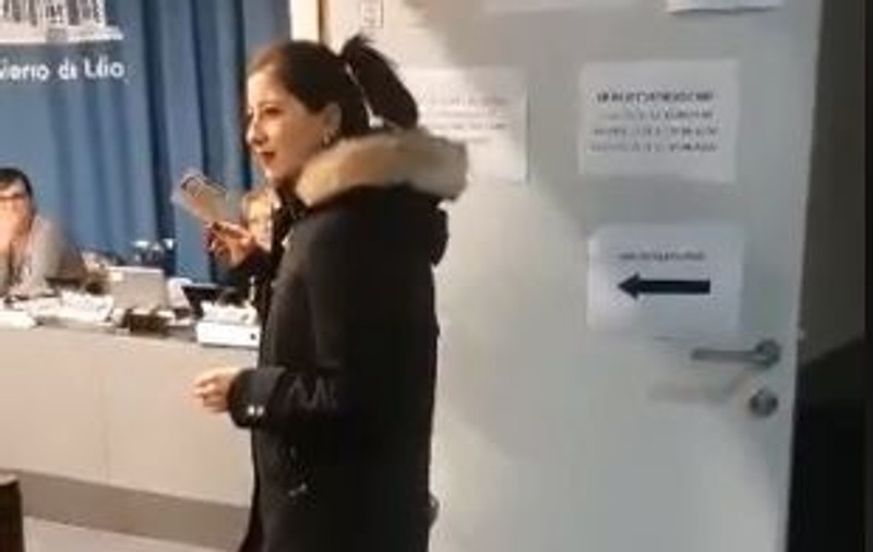 Gestul emoționant făcut de o româncă la o secție de votare din Spania. Imaginea a devenit virală