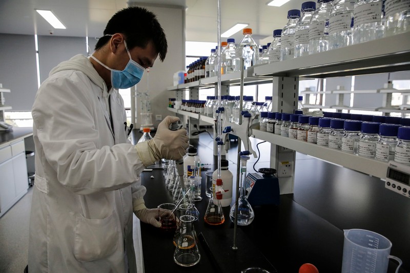 Experții estimează că abia în 2023 vor putea fi fabricate suficiente doze de vaccin COVID-19. Foto: EPA