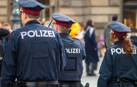 Trei polițiști care patrulează pe stradă