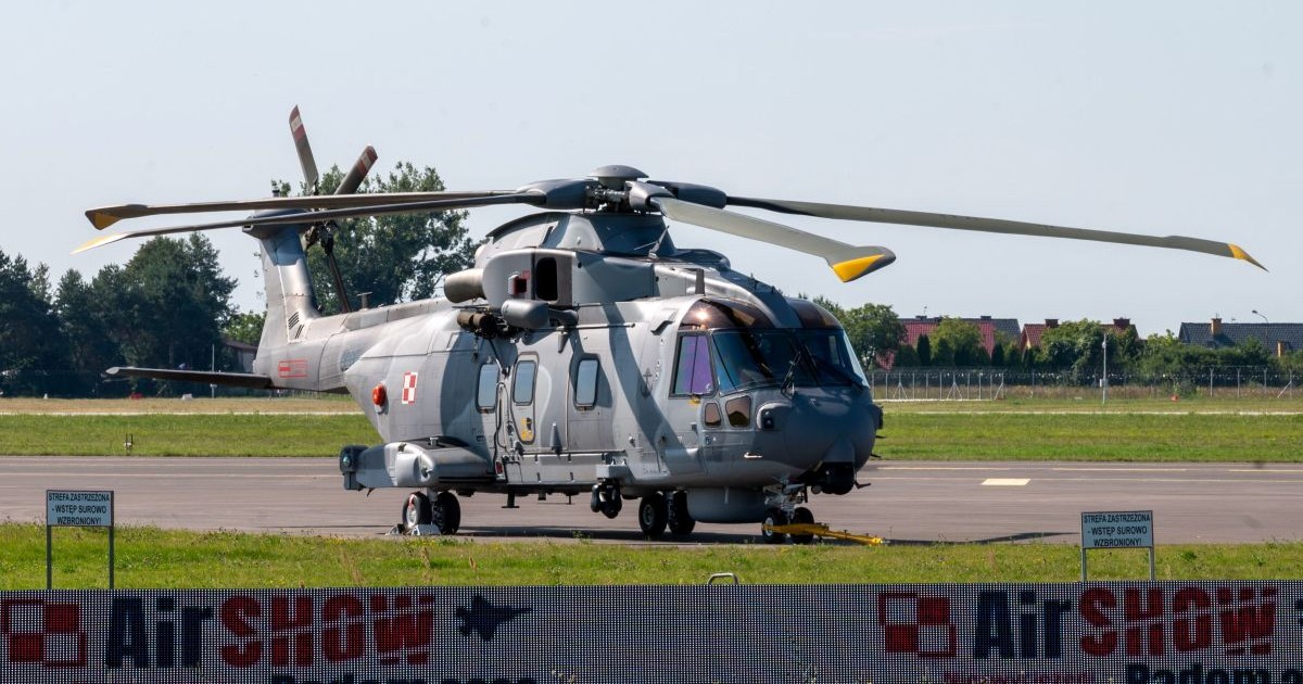 Elicopter AW101, fabricat în Marea Britanie, aflat la sol, pregătit de intervenție dacă e cazul