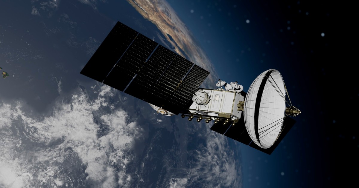 Poză cu un satelit care orbitează în jurul Pământului