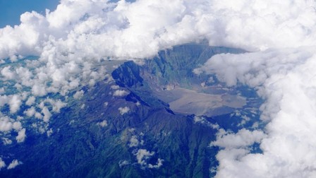 Craterul vulcanului Tambora, vazut din avion