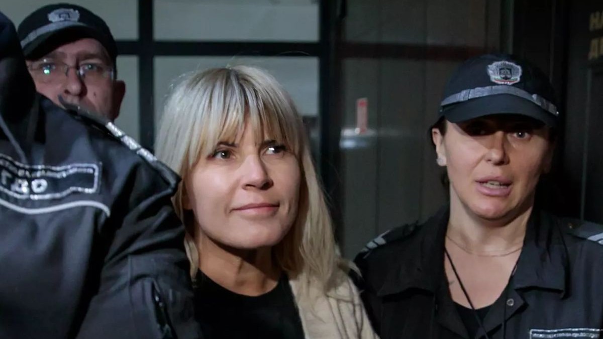 Elena Udrea însoțită de oamenii legii în instanță