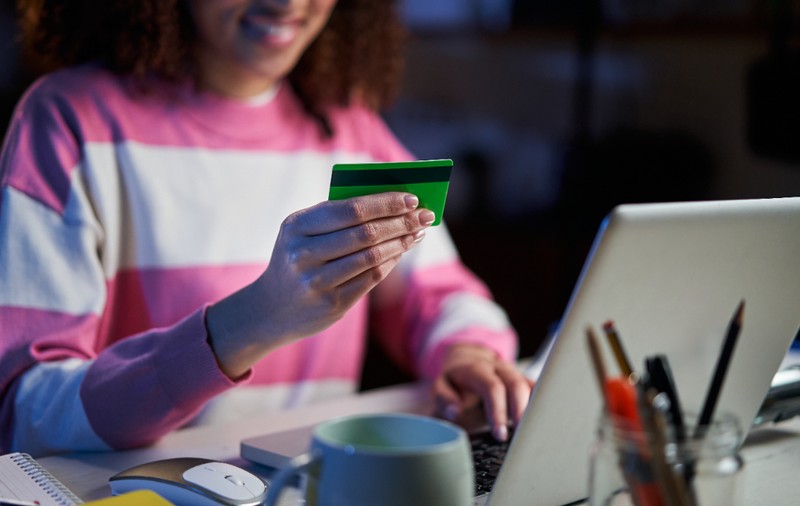 Tinerii din Gen Z economisesc bani fără să mai meargă la bancă și își iau cele mai importante informații despre investiții de pe TikTok